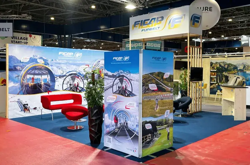 Scénographie du stand Funbelt et visuel de bâche grand format original sur le salon Mountain Planet 2024